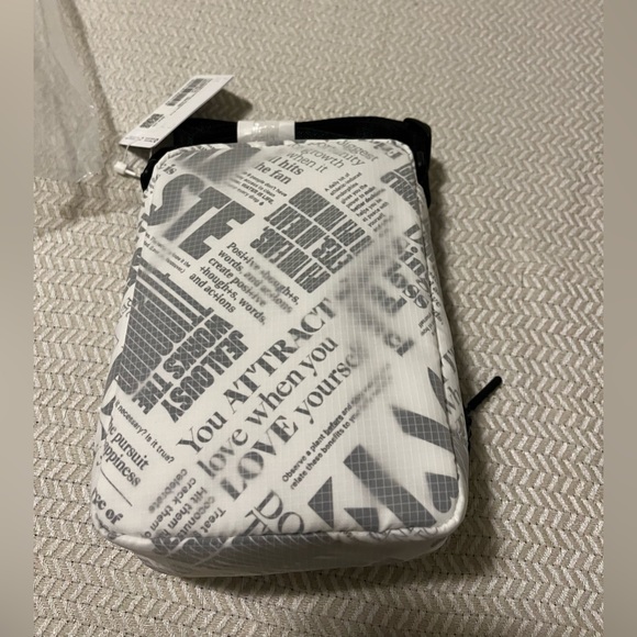 Lulu Easy Access Crossbody Bag 1.5 L - Picture 3 of 6